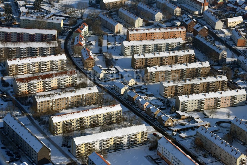 Burg von oben - Winterlich schneebedeckte Gebäude des Wohnblockes an der Wilhelm-Kuhr-Straße in Burg im Bundesland Sachsen-Anhalt