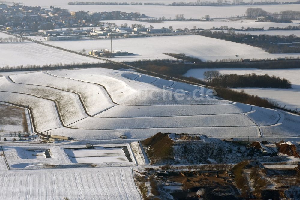 Luftaufnahme Magdeburg - Winterlich schneebedeckte Gelände der aufgeschütteten Deponie Hohendodeleber Chaussee Magdeburg-Hängelsberge in Magdeburg im Bundesland Sachsen-Anhalt