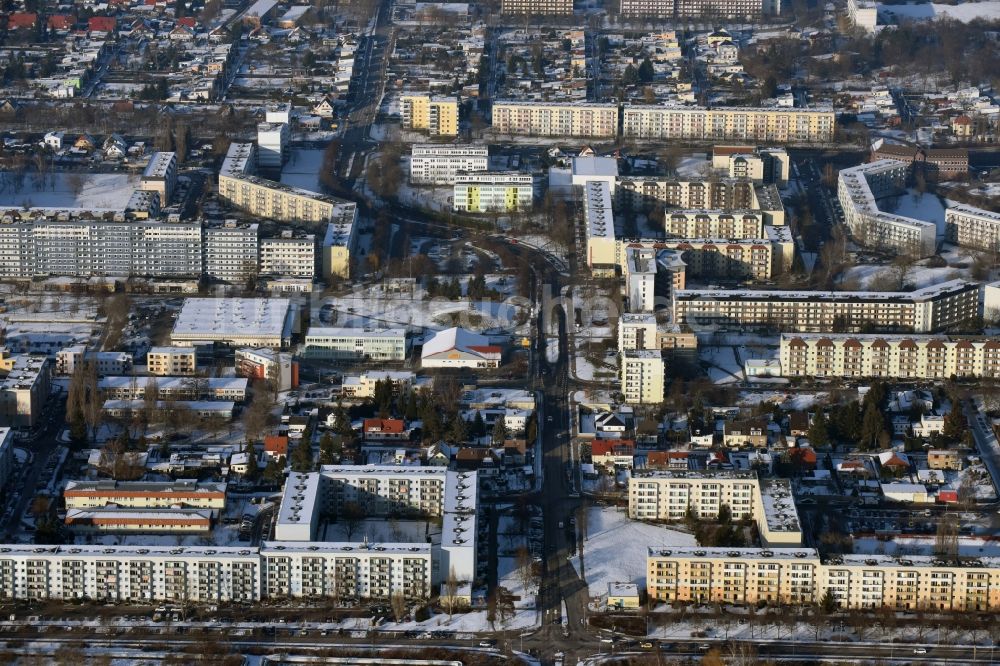 Magdeburg von oben - Winterlich schneebedeckte Hochhaus- Gebäude im Wohngebiet entlang der Kritzmannstraße in Magdeburg im Bundesland Sachsen-Anhalt