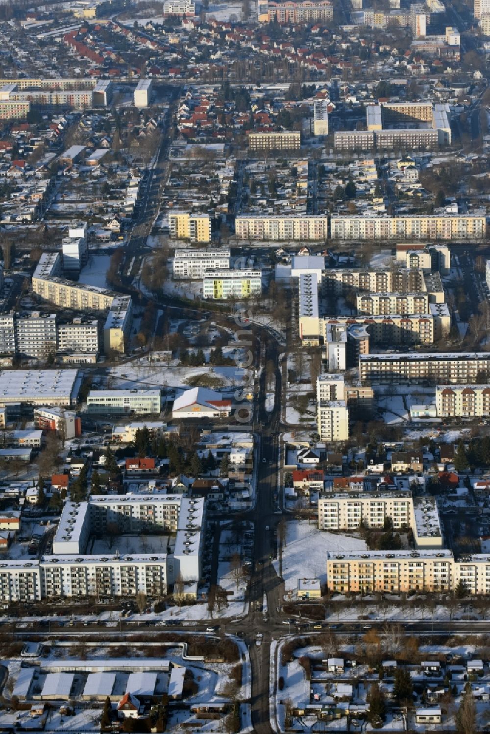 Magdeburg aus der Vogelperspektive: Winterlich schneebedeckte Hochhaus- Gebäude im Wohngebiet entlang der Kritzmannstraße in Magdeburg im Bundesland Sachsen-Anhalt