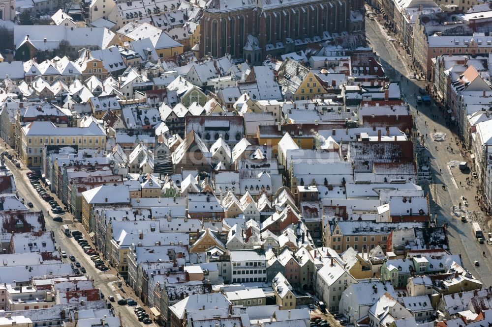 Landshut von oben - Winterlich schneebedeckte Häuser der Altstadt an der Kirchgasse in Landshut im Bundesland Bayern