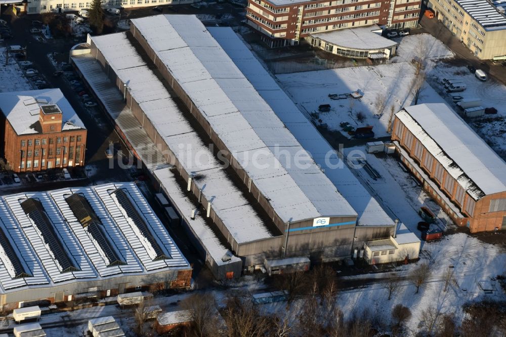 Magdeburg von oben - Winterlich schneebedeckte Industriegebiet mit VEW Autodienst im Süden des Stadtteils Stadtfeld West in Magdeburg im Bundesland Sachsen-Anhalt