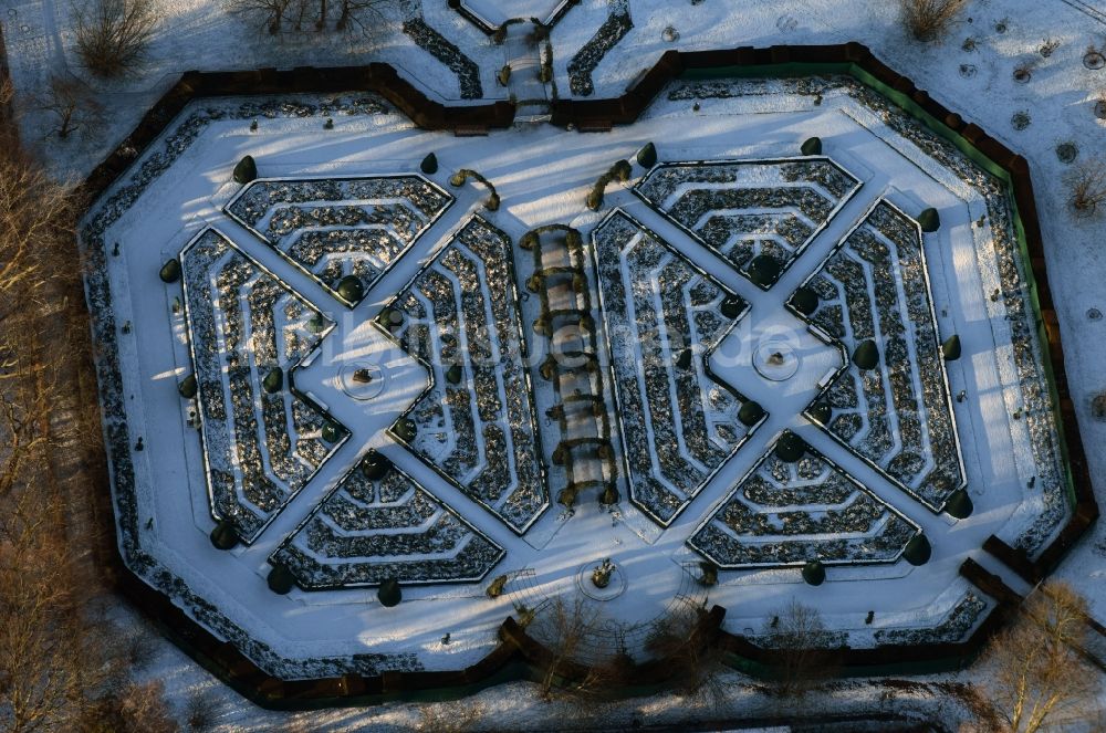 Berlin aus der Vogelperspektive: Winterlich schneebedeckte Labyrinth- Irrgarten- Parkanlage im Erholungspark Britzer Garten in Berlin