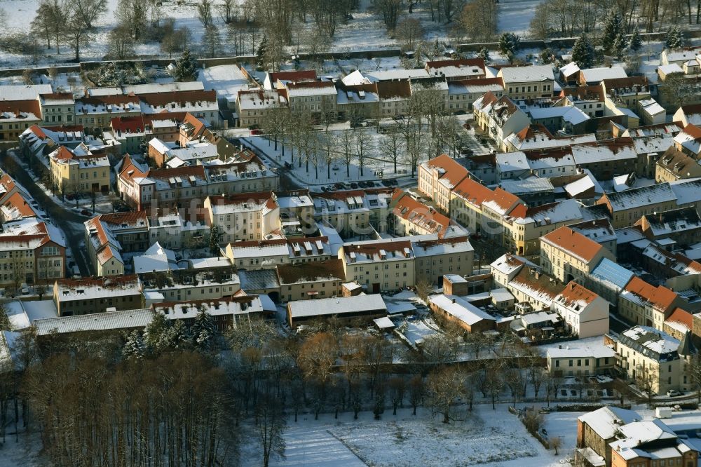 Altlandsberg von oben - Winterlich schneebedeckte Ortsansicht in Altlandsberg im Bundesland Brandenburg