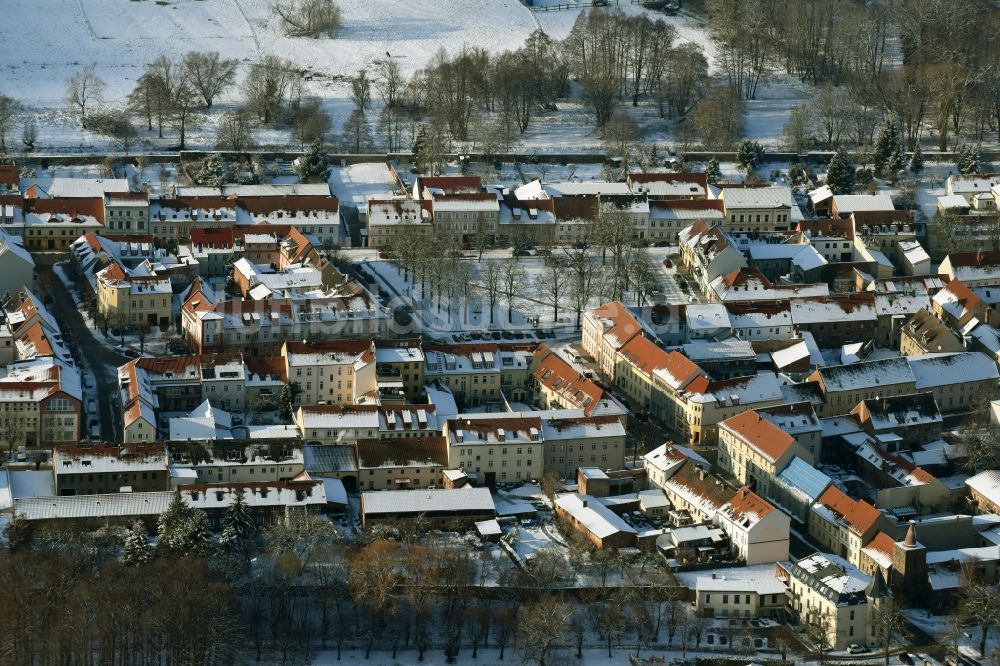 Altlandsberg aus der Vogelperspektive: Winterlich schneebedeckte Ortsansicht in Altlandsberg im Bundesland Brandenburg