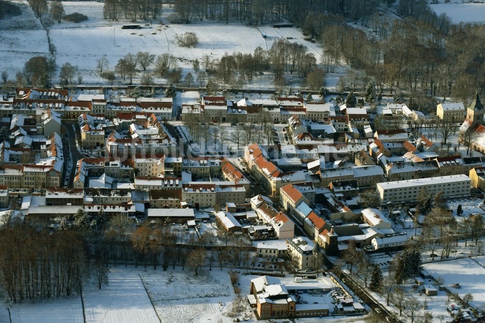 Luftbild Altlandsberg - Winterlich schneebedeckte Ortsansicht in Altlandsberg im Bundesland Brandenburg