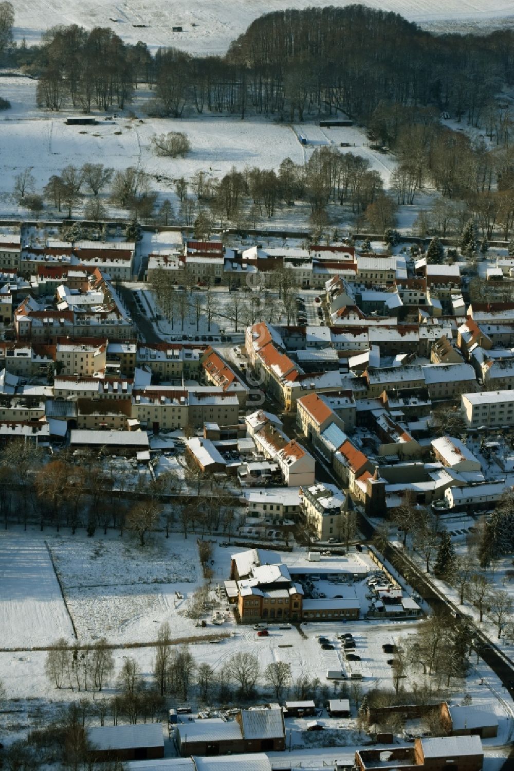 Luftaufnahme Altlandsberg - Winterlich schneebedeckte Ortsansicht in Altlandsberg im Bundesland Brandenburg