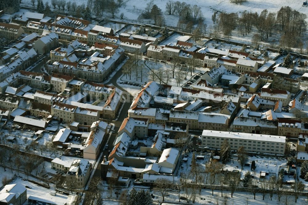 Altlandsberg von oben - Winterlich schneebedeckte Ortsansicht in Altlandsberg im Bundesland Brandenburg