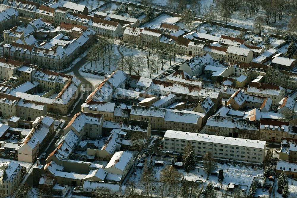 Altlandsberg aus der Vogelperspektive: Winterlich schneebedeckte Ortsansicht in Altlandsberg im Bundesland Brandenburg