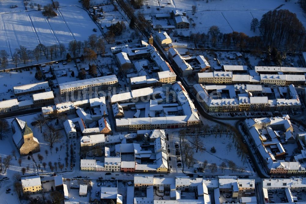 Altlandsberg aus der Vogelperspektive: Winterlich schneebedeckte Ortsansicht in Altlandsberg im Bundesland Brandenburg