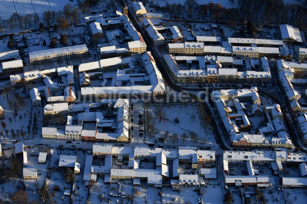 Luftbild Altlandsberg - Winterlich schneebedeckte Ortsansicht in Altlandsberg im Bundesland Brandenburg