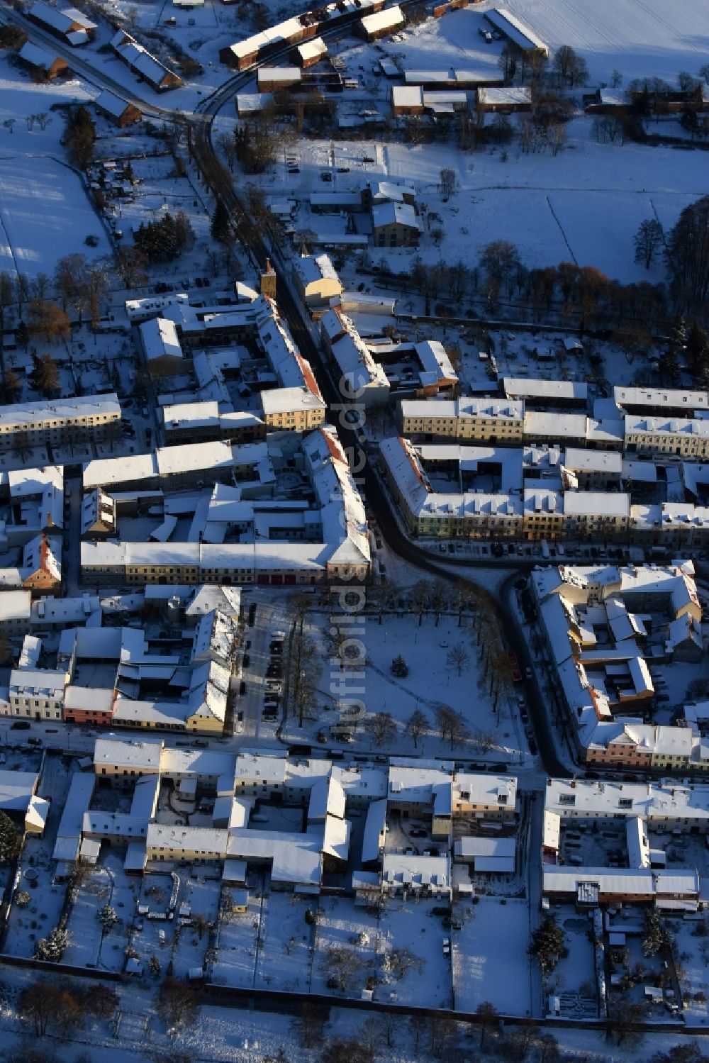 Luftaufnahme Altlandsberg - Winterlich schneebedeckte Ortsansicht in Altlandsberg im Bundesland Brandenburg