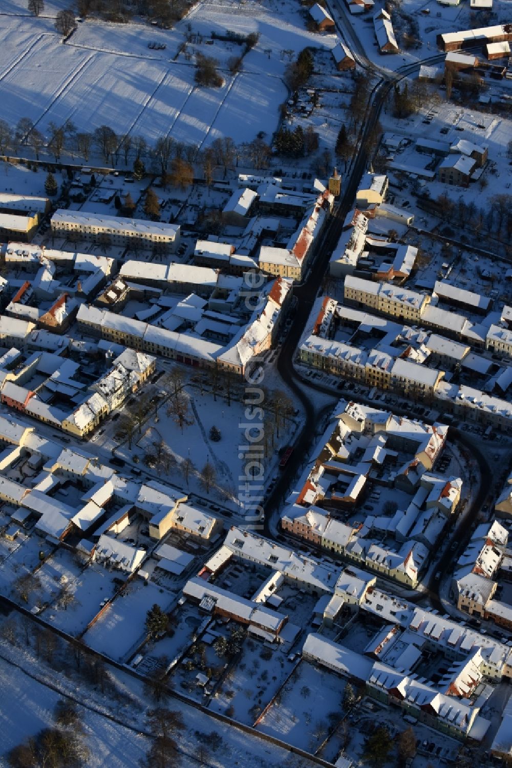 Altlandsberg von oben - Winterlich schneebedeckte Ortsansicht in Altlandsberg im Bundesland Brandenburg