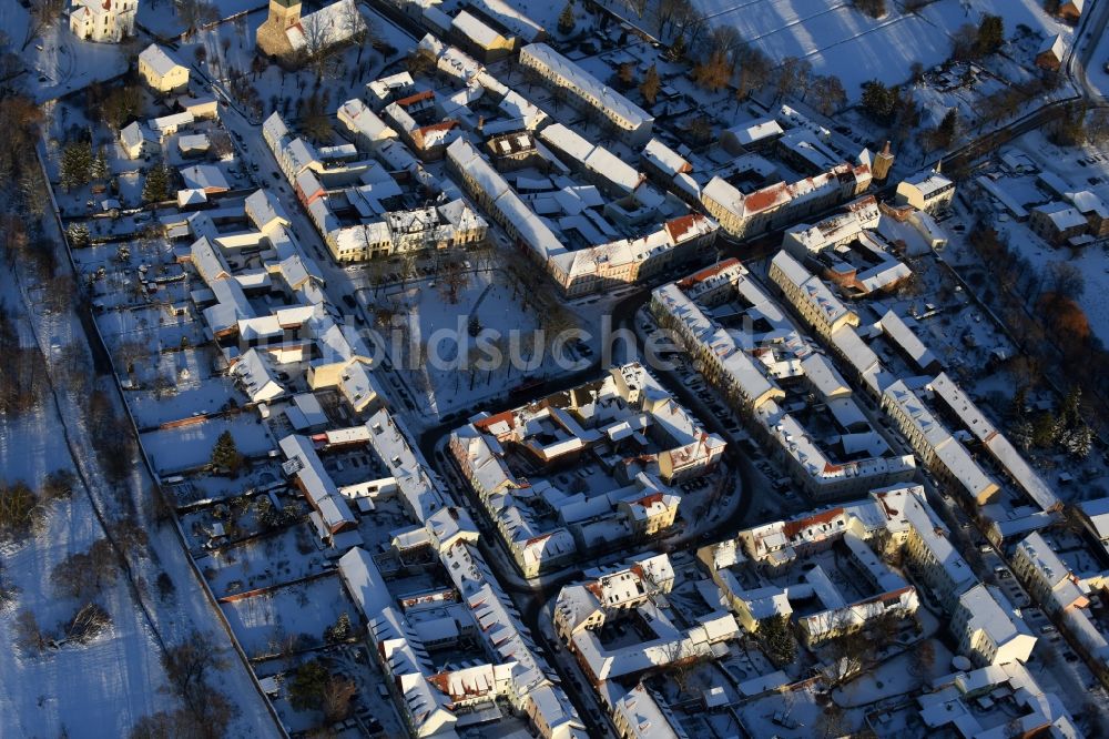Altlandsberg aus der Vogelperspektive: Winterlich schneebedeckte Ortsansicht in Altlandsberg im Bundesland Brandenburg