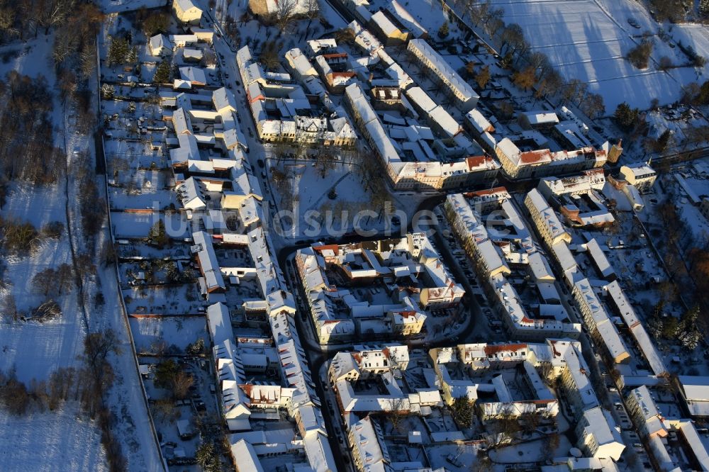 Luftbild Altlandsberg - Winterlich schneebedeckte Ortsansicht in Altlandsberg im Bundesland Brandenburg