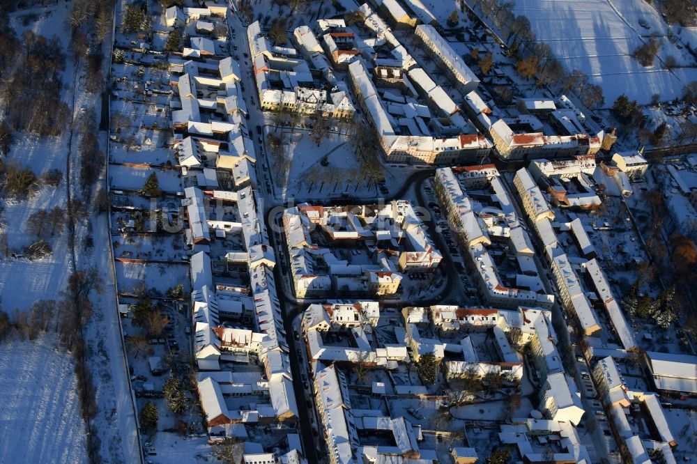 Luftaufnahme Altlandsberg - Winterlich schneebedeckte Ortsansicht in Altlandsberg im Bundesland Brandenburg