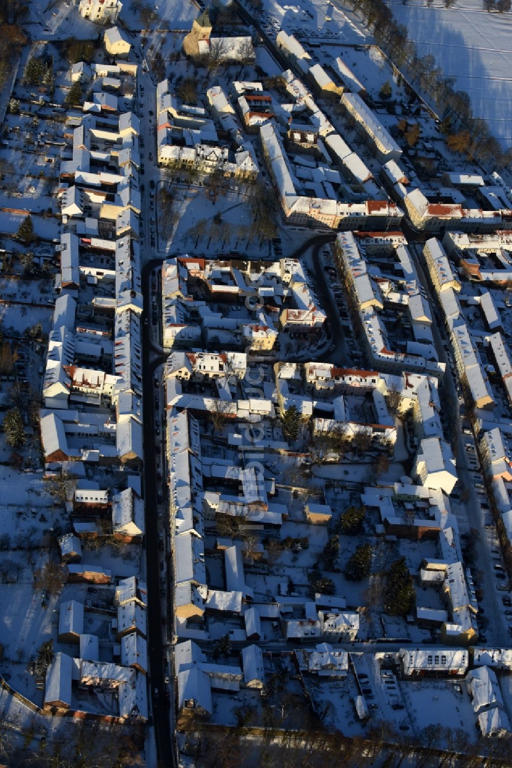 Altlandsberg von oben - Winterlich schneebedeckte Ortsansicht in Altlandsberg im Bundesland Brandenburg