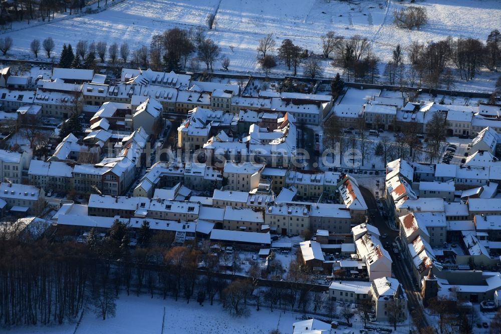 Altlandsberg von oben - Winterlich schneebedeckte Ortsansicht in Altlandsberg im Bundesland Brandenburg