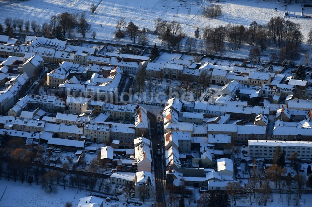 Altlandsberg aus der Vogelperspektive: Winterlich schneebedeckte Ortsansicht in Altlandsberg im Bundesland Brandenburg