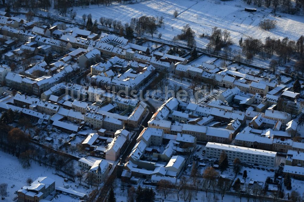 Luftbild Altlandsberg - Winterlich schneebedeckte Ortsansicht in Altlandsberg im Bundesland Brandenburg