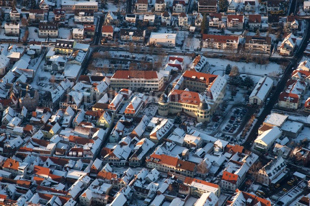 Luftbild Bad Bergzabern - Winterlich schneebedeckte Ortsansicht in Bad Bergzabern im Bundesland Rheinland-Pfalz