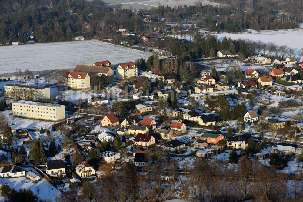 Beetzsee aus der Vogelperspektive: Winterlich schneebedeckte Ortsansicht in Beetzsee im Bundesland Brandenburg