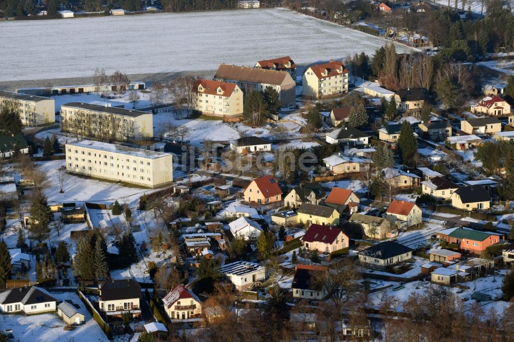 Luftbild Beetzsee - Winterlich schneebedeckte Ortsansicht in Beetzsee im Bundesland Brandenburg