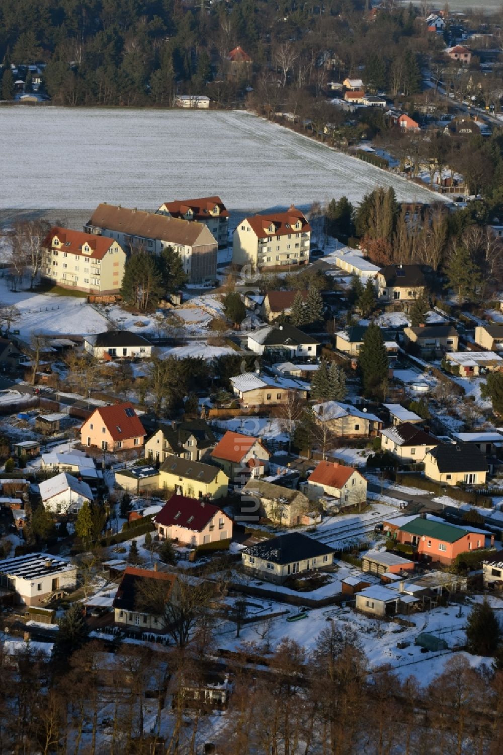 Luftaufnahme Beetzsee - Winterlich schneebedeckte Ortsansicht in Beetzsee im Bundesland Brandenburg