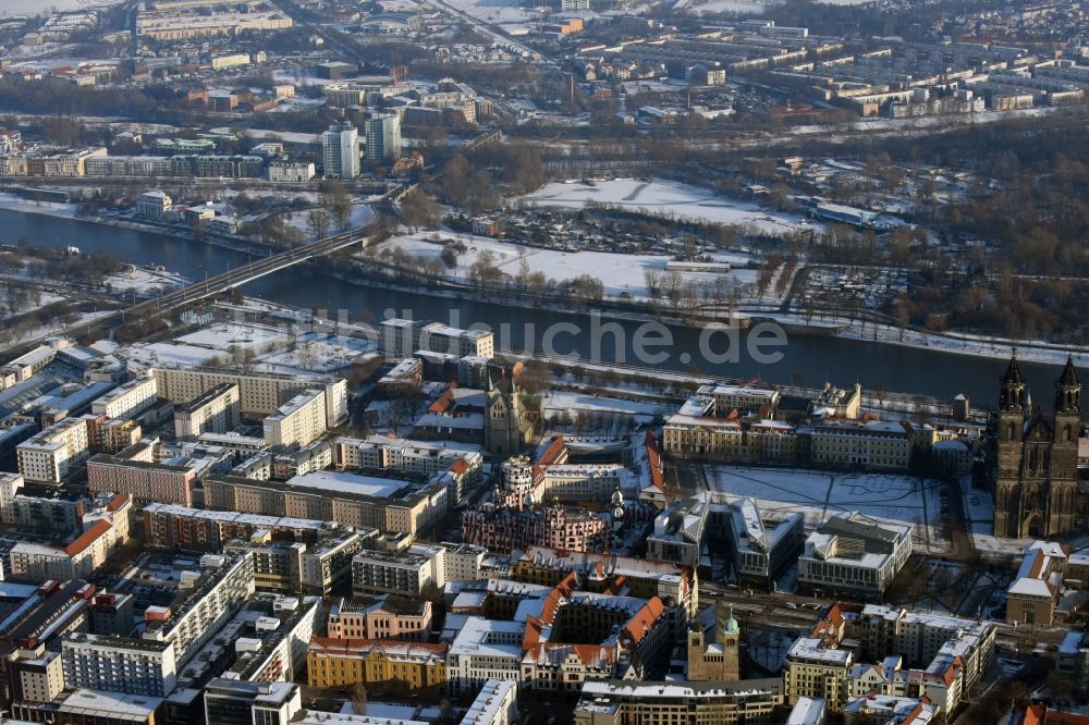 Luftbild Magdeburg - Winterlich schneebedeckte Ortsansicht entlang des Flussverlaufs der Elbe mit der Strombrücke in Magdeburg im Bundesland Sachsen-Anhalt