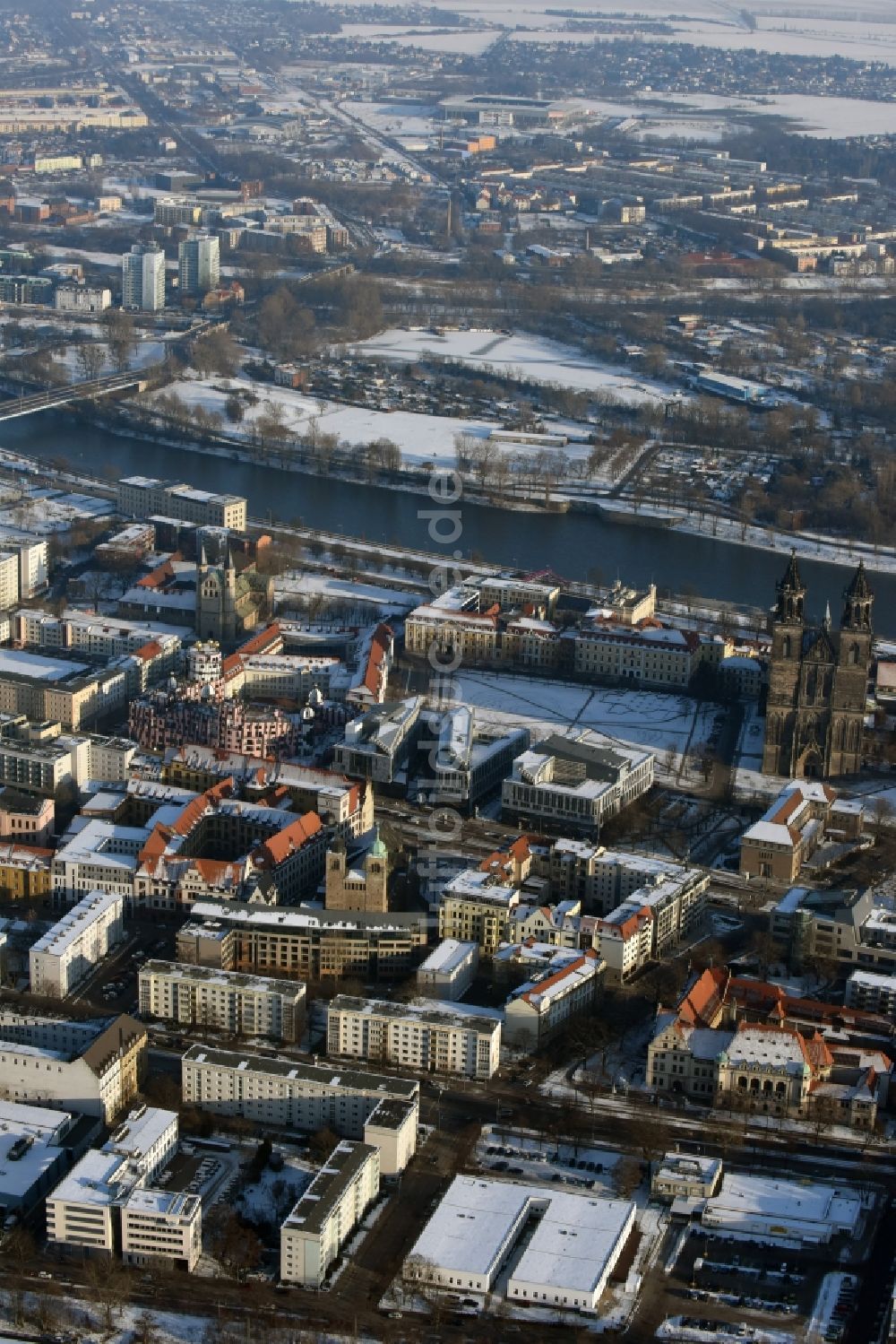 Luftaufnahme Magdeburg - Winterlich schneebedeckte Ortsansicht entlang des Flussverlaufs der Elbe mit der Strombrücke in Magdeburg im Bundesland Sachsen-Anhalt