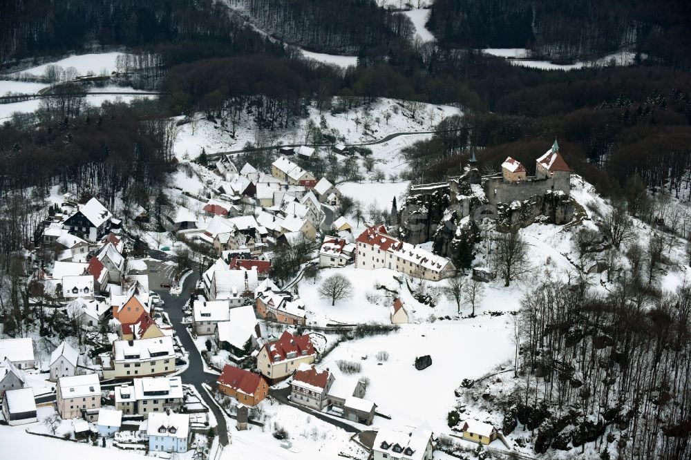 Luftaufnahme Kirchensittenbach - Winterlich schneebedeckte Ortsansicht in Hohenstein im Bundesland Bayern