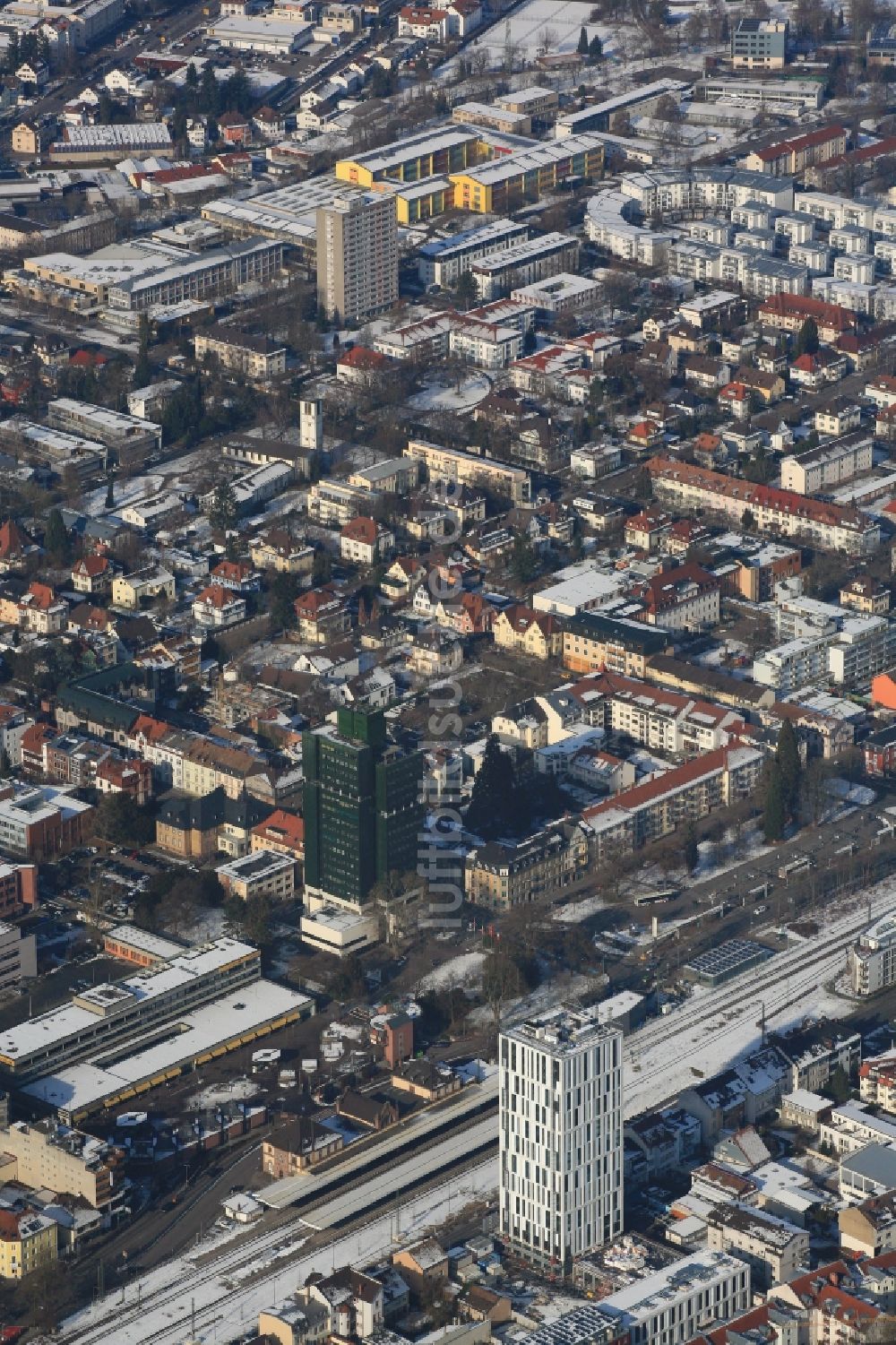 Luftbild Lörrach - Winterlich schneebedeckte Ortsansicht in Lörrach im Bundesland Baden-Württemberg