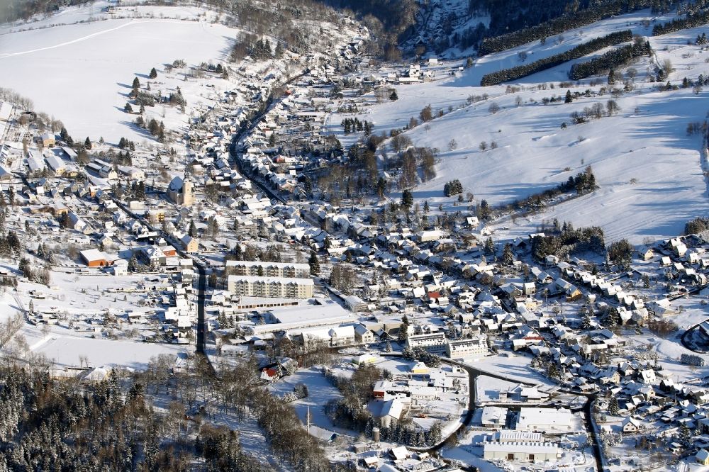 Luftbild Oberweißbach/Thüringer Wald - Winterlich schneebedeckte Ortsansicht in Oberweißbach/Thüringer Wald im Bundesland Thüringen