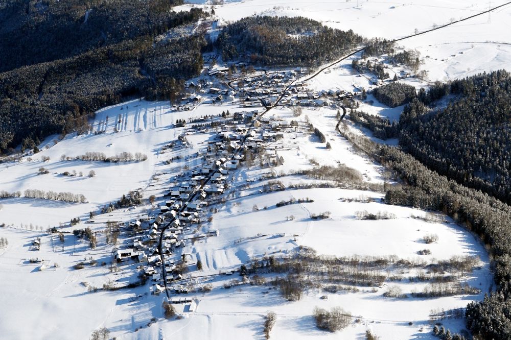 Oberweißbach/Thüringer Wald aus der Vogelperspektive: Winterlich schneebedeckte Ortsansicht in Oberweißbach/Thüringer Wald im Bundesland Thüringen