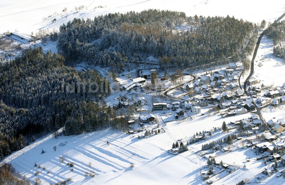 Luftbild Oberweißbach/Thüringer Wald - Winterlich schneebedeckte Ortsansicht in Oberweißbach/Thüringer Wald im Bundesland Thüringen