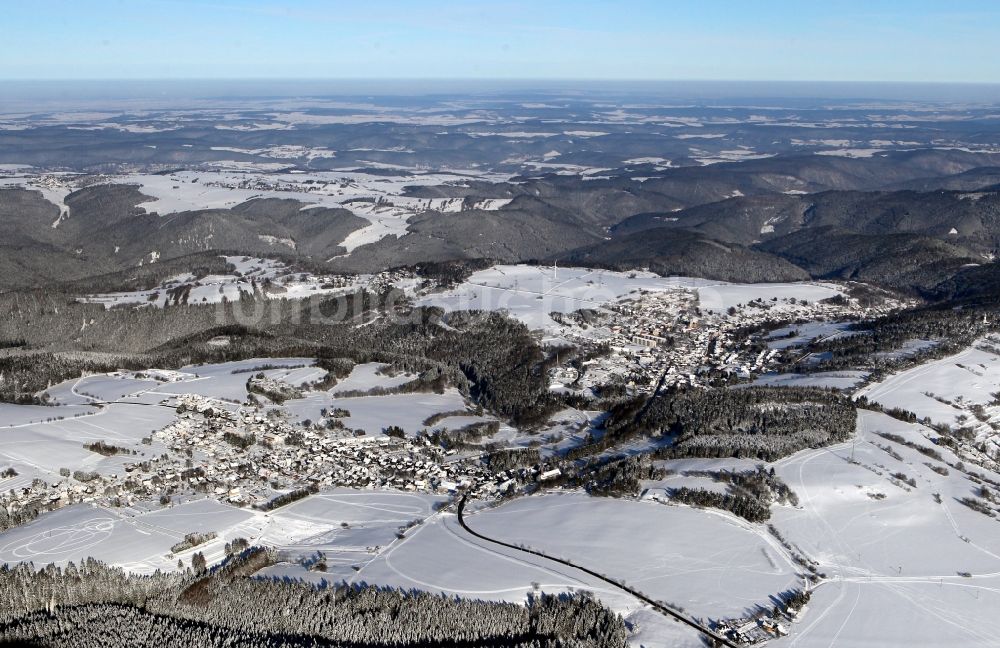 Oberweißbach/Thüringer Wald aus der Vogelperspektive: Winterlich schneebedeckte Ortsansicht in Oberweißbach/Thüringer Wald im Bundesland Thüringen