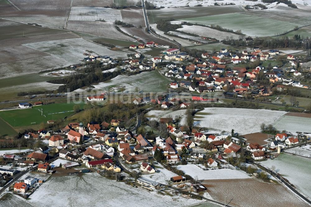 Luftaufnahme Velburg - Winterlich schneebedeckte Ortsansicht in Oberwiesenacker im Bundesland Bayern