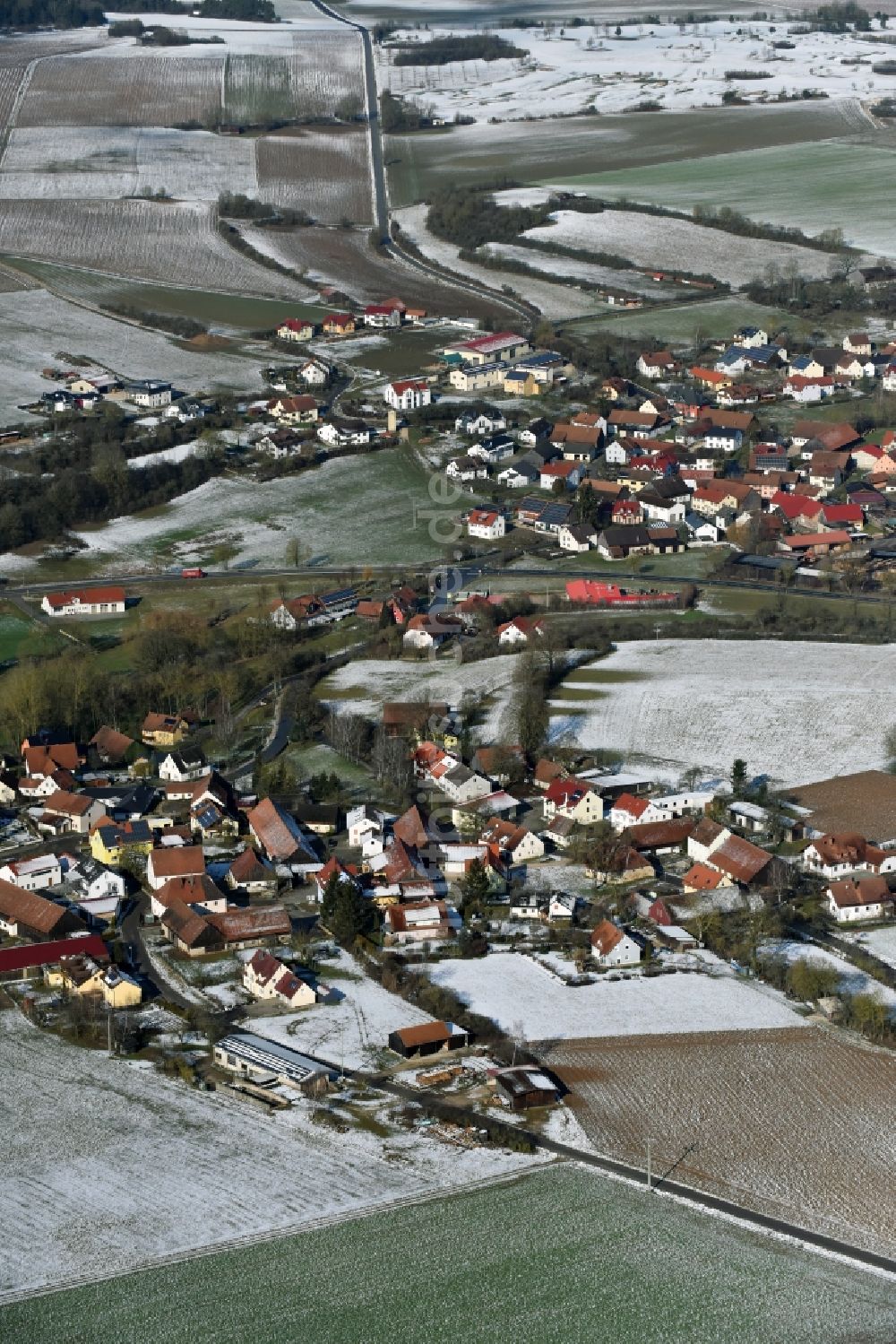 Velburg von oben - Winterlich schneebedeckte Ortsansicht in Oberwiesenacker im Bundesland Bayern