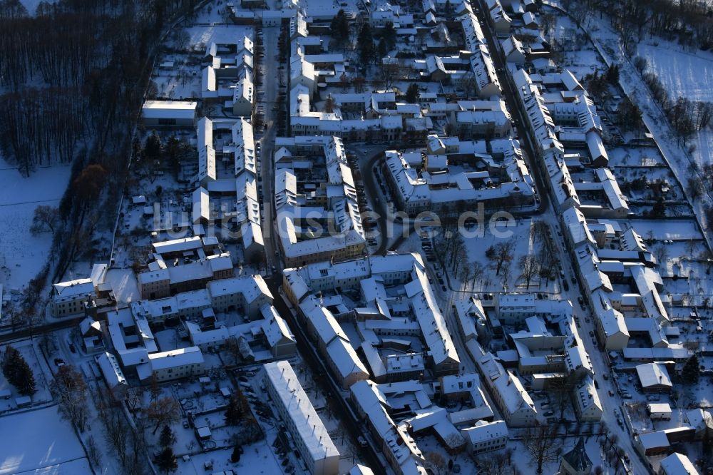 Luftbild Altlandsberg - Winterlich schneebedeckte Ortsansicht im Ortsteil Altlandsberg in Altlandsberg im Bundesland Brandenburg