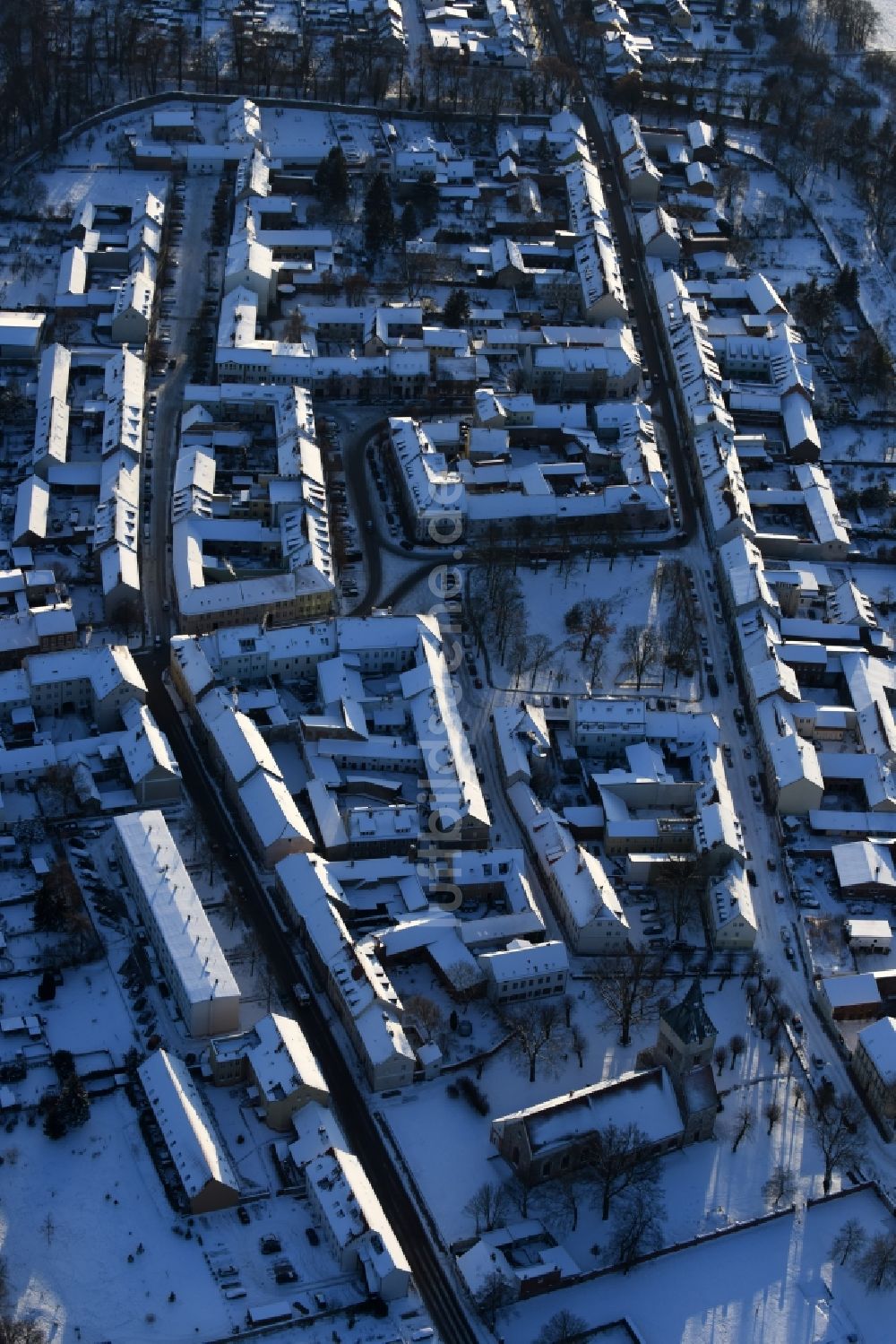 Luftaufnahme Altlandsberg - Winterlich schneebedeckte Ortsansicht im Ortsteil Altlandsberg in Altlandsberg im Bundesland Brandenburg