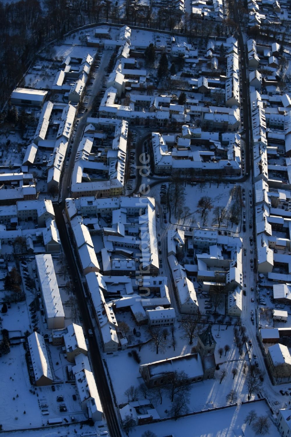 Altlandsberg von oben - Winterlich schneebedeckte Ortsansicht im Ortsteil Altlandsberg in Altlandsberg im Bundesland Brandenburg