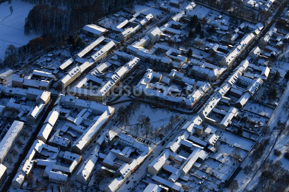 Altlandsberg aus der Vogelperspektive: Winterlich schneebedeckte Ortsansicht im Ortsteil Altlandsberg in Altlandsberg im Bundesland Brandenburg