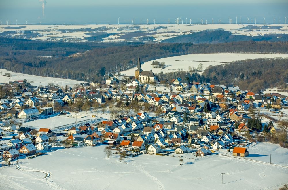 Rüthen von oben - Winterlich schneebedeckte Ortsansicht im Ortsteil Kallenhardt in Rüthen im Bundesland Nordrhein-Westfalen