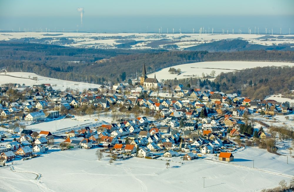 Rüthen aus der Vogelperspektive: Winterlich schneebedeckte Ortsansicht im Ortsteil Kallenhardt in Rüthen im Bundesland Nordrhein-Westfalen