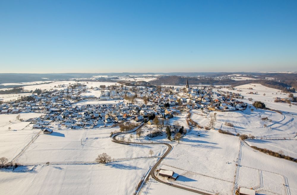 Luftbild Rüthen - Winterlich schneebedeckte Ortsansicht im Ortsteil Kallenhardt in Rüthen im Bundesland Nordrhein-Westfalen