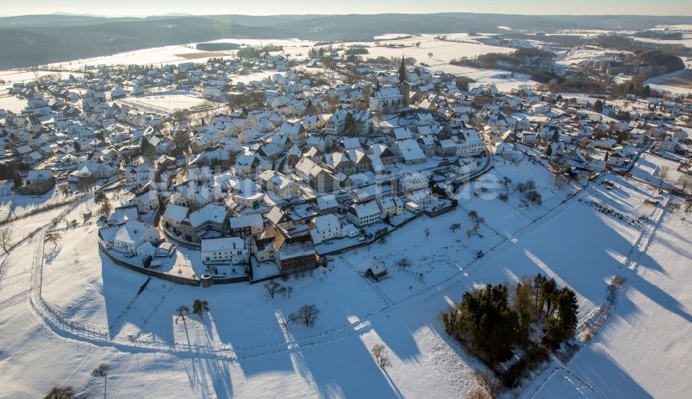 Luftbild Rüthen - Winterlich schneebedeckte Ortsansicht im Ortsteil Kallenhardt in Rüthen im Bundesland Nordrhein-Westfalen