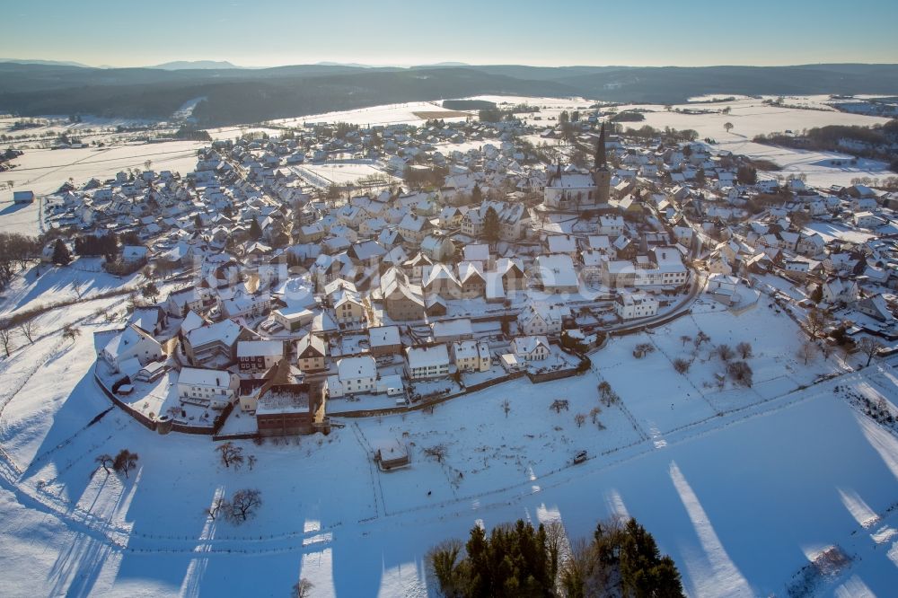 Rüthen aus der Vogelperspektive: Winterlich schneebedeckte Ortsansicht im Ortsteil Kallenhardt in Rüthen im Bundesland Nordrhein-Westfalen