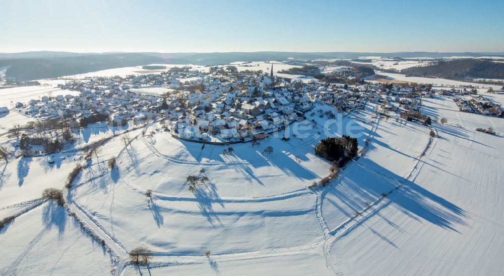 Rüthen von oben - Winterlich schneebedeckte Ortsansicht im Ortsteil Kallenhardt in Rüthen im Bundesland Nordrhein-Westfalen