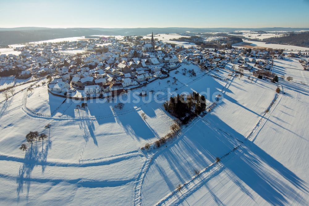 Rüthen aus der Vogelperspektive: Winterlich schneebedeckte Ortsansicht im Ortsteil Kallenhardt in Rüthen im Bundesland Nordrhein-Westfalen