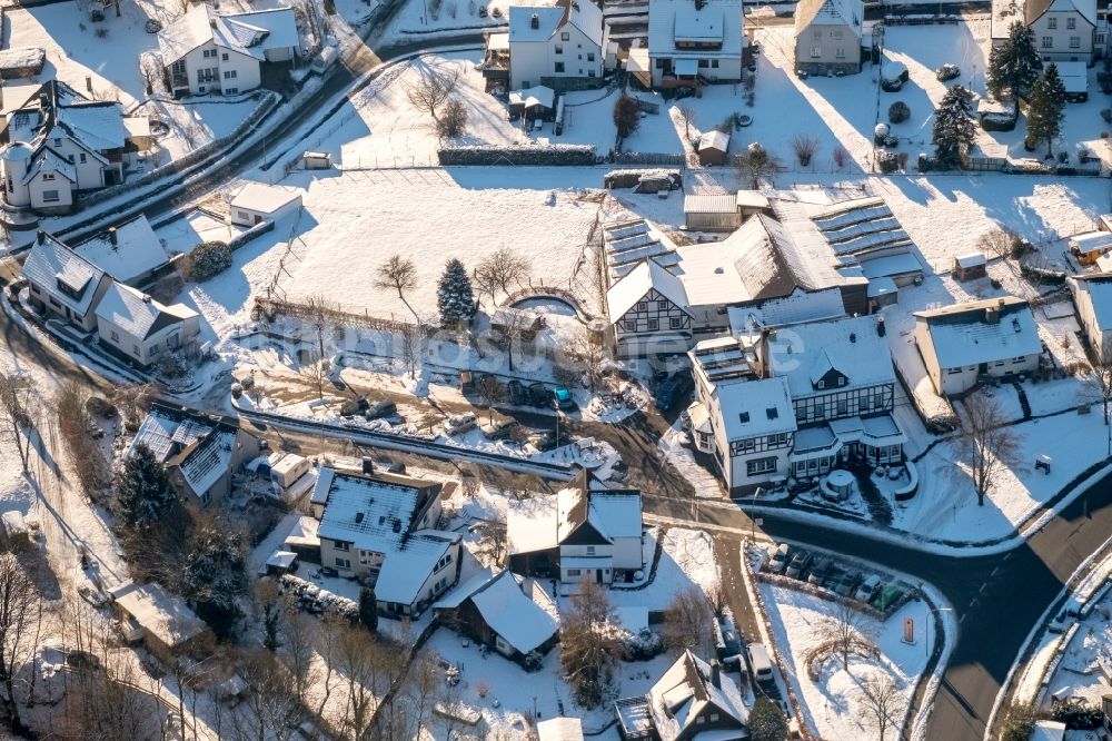 Luftbild Arnsberg - Winterlich schneebedeckte Ortsansicht im Ortsteil Rumbeck in Arnsberg im Bundesland Nordrhein-Westfalen